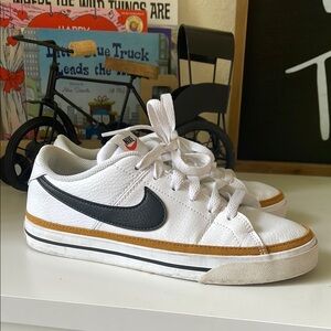 Nike White and Black Sneakers Classic Low-Top Design